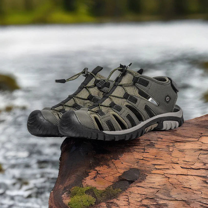 Sandales Hommes Hi-tec Cove Sport Military Olive-Black sur un tronc d'arbre près d'une rivière - BirdNova Algérie