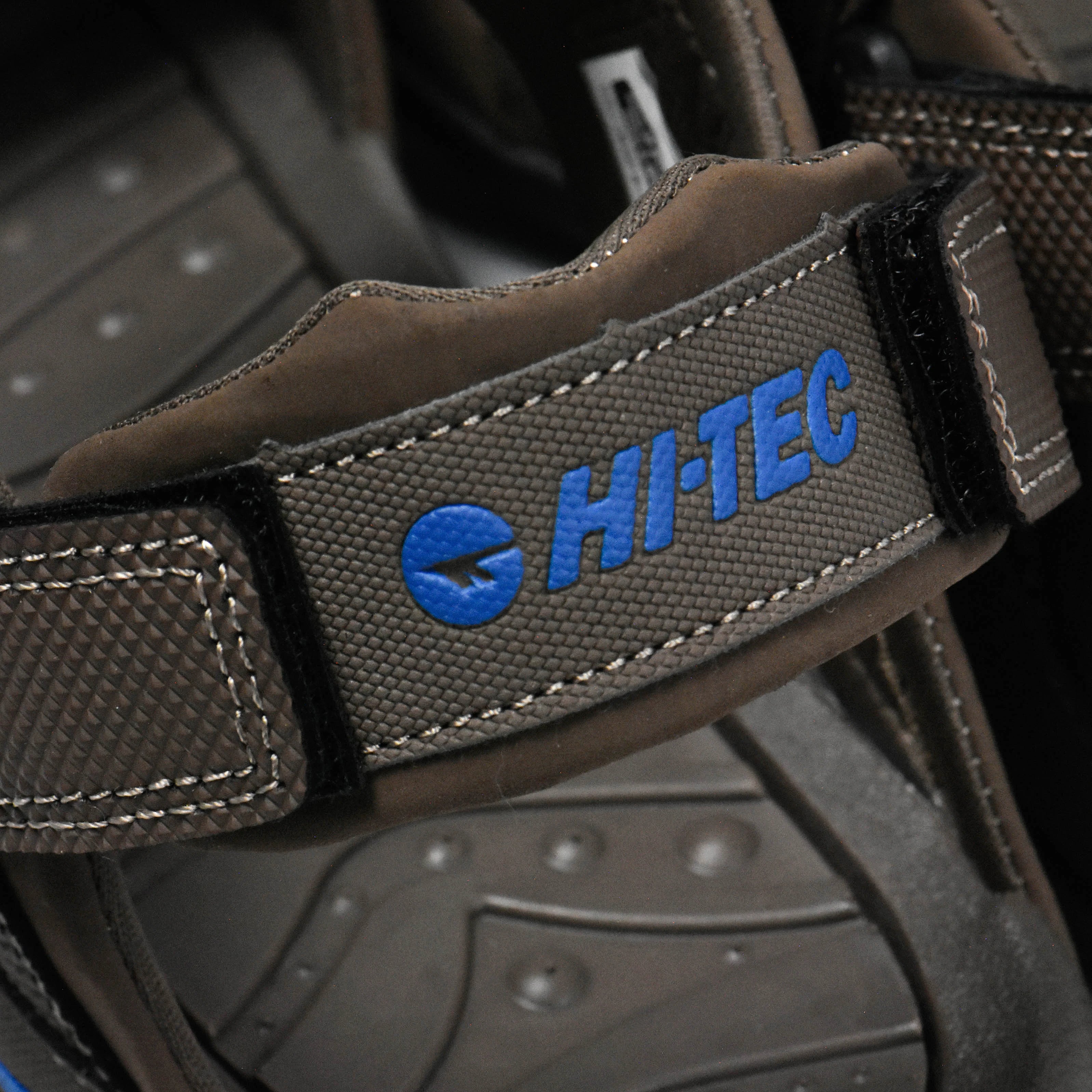 Détail du logo Hi-tec sur la sangle des sandales Hi Tec Ula - BirdNova Algérie