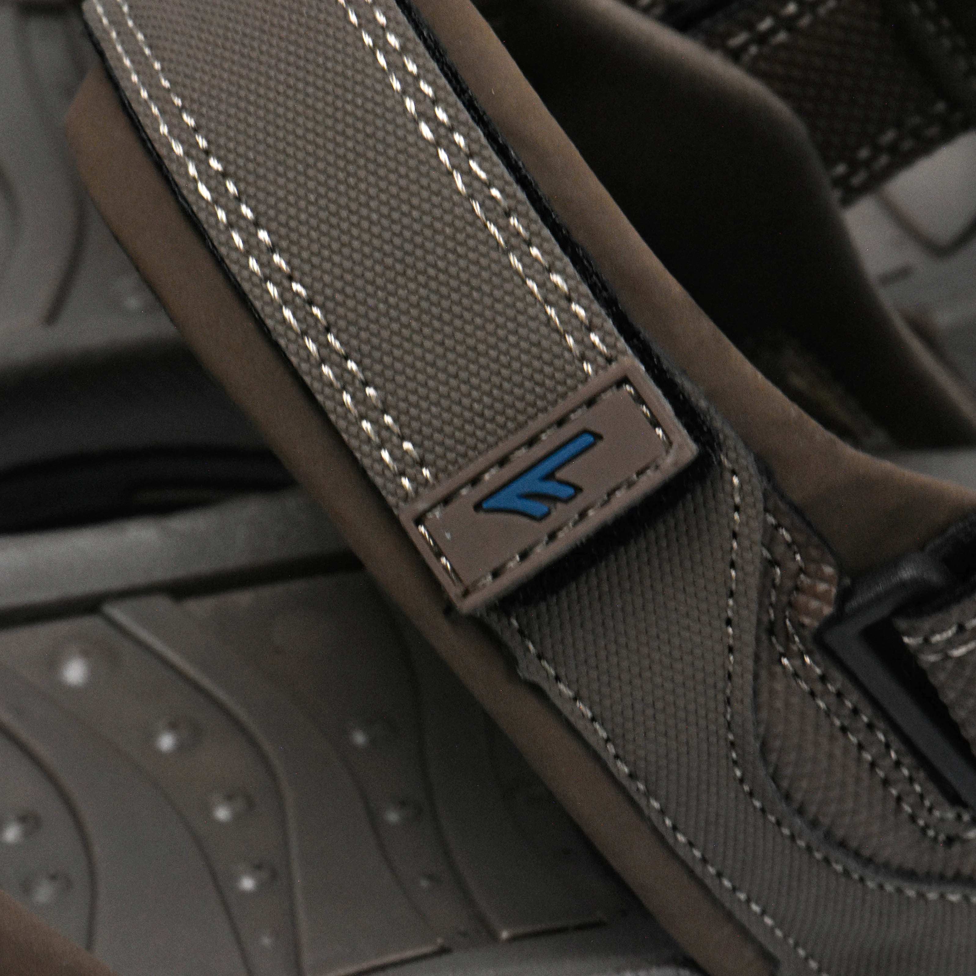 Détail de la texture et du petit logo sur la sangle des sandales Hi-tec Hi Tec Ula - BirdNova Algérie