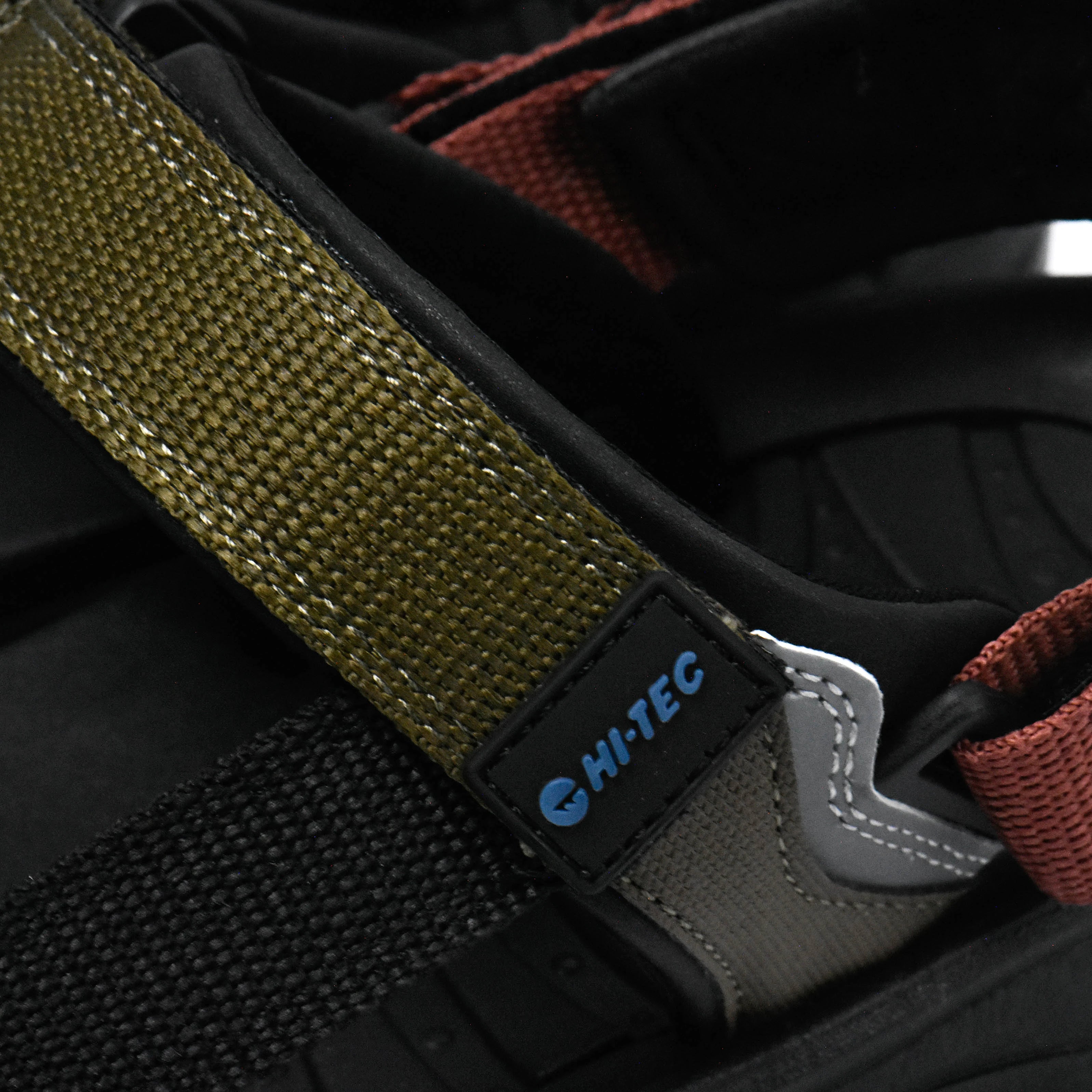Détail du logo Hi-tec sur la sangle des sandales Hommes Hi Tec Ula Raft - BirdNova Algérie