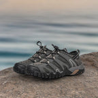 Sandales Hommes Hi-tec Tortola Sport Olive-Black sur un rocher en bord de mer - BirdNova Algérie