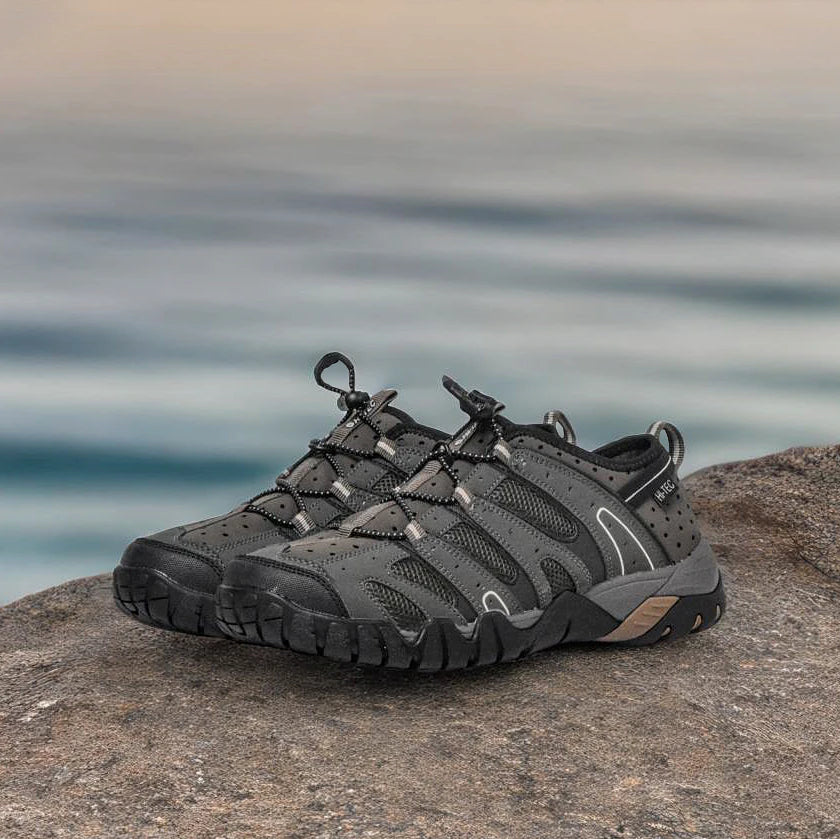 Sandales Hommes Hi-tec Tortola Sport Olive-Black sur un rocher en bord de mer - BirdNova Algérie