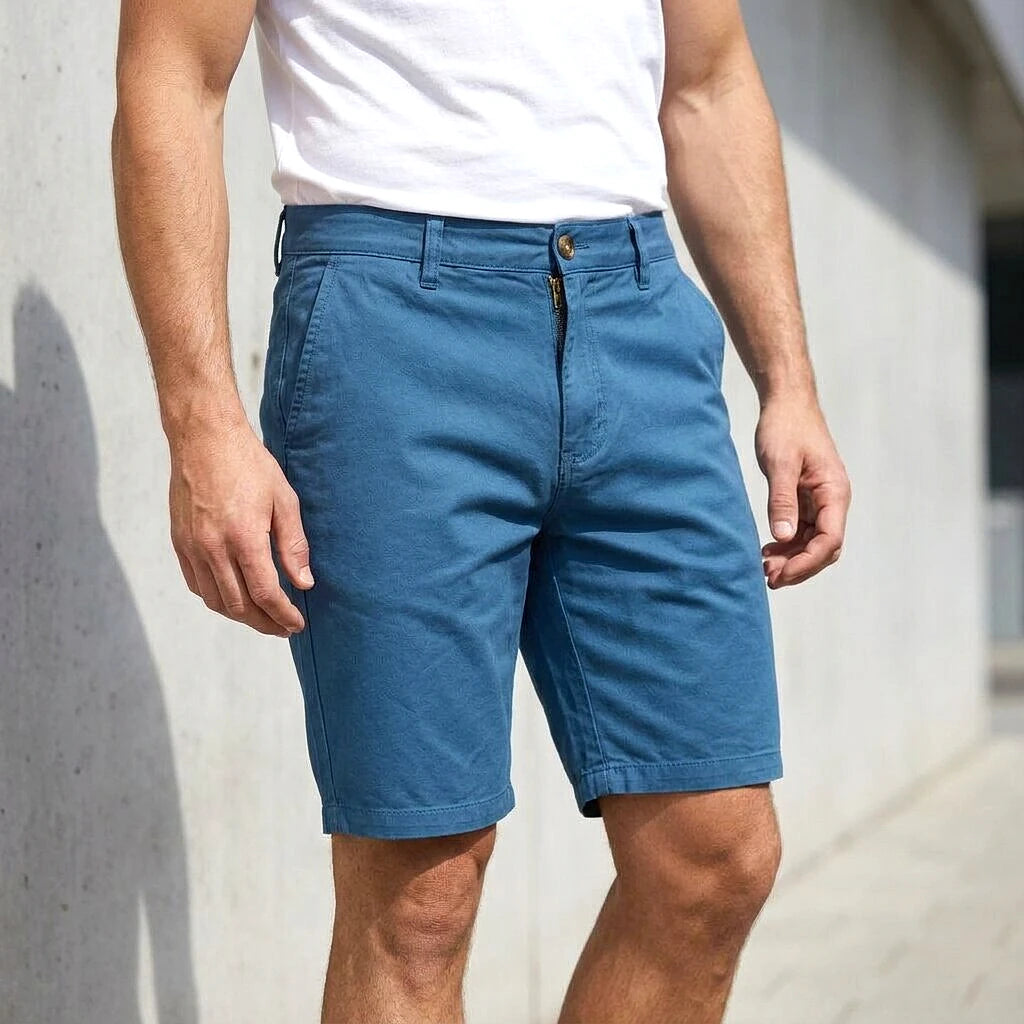 Depart Short Chino Bleu Acier Homme porté avec t-shirt blanc — original BirdNova Algérie