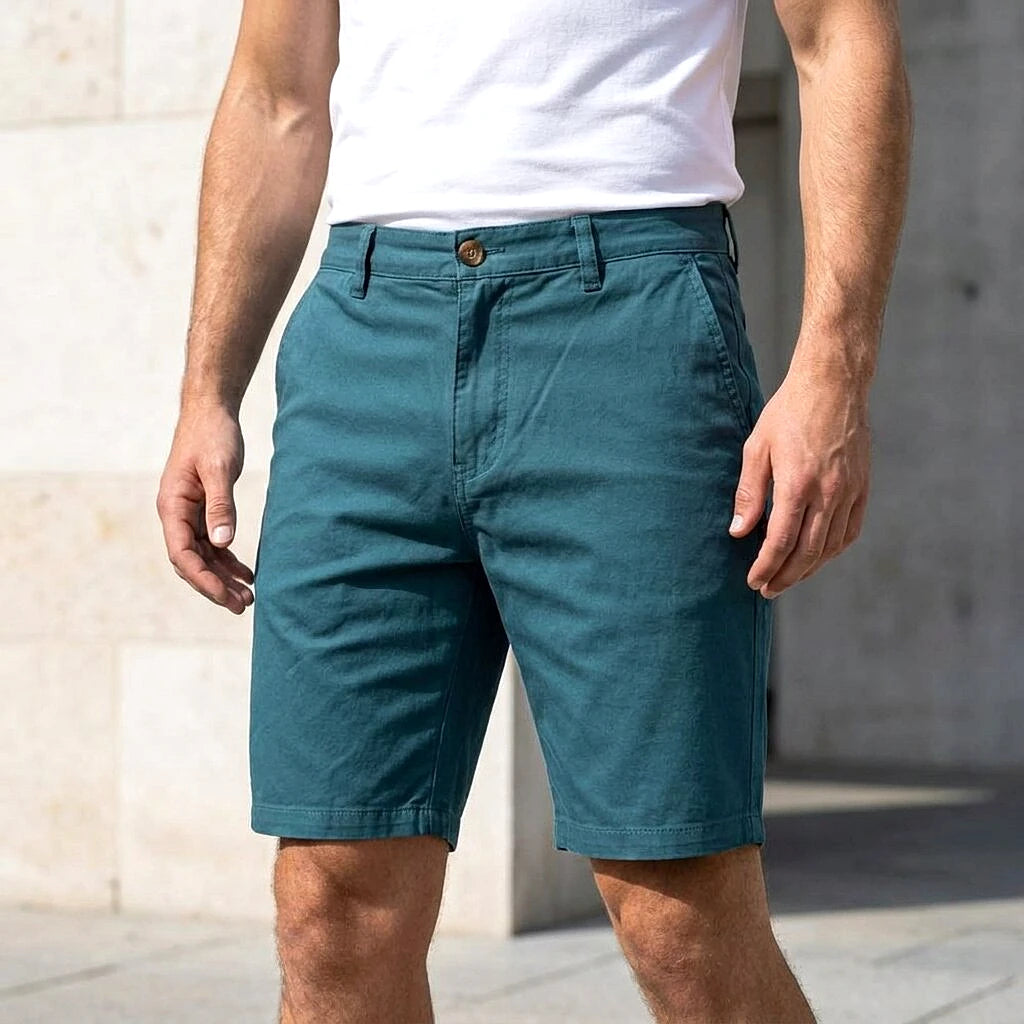 Depart Short Chino Vert Canard Homme porté avec t-shirt blanc — original BirdNova Algérie