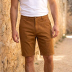 Depart Short Chino Camel Homme porté avec t-shirt blanc — original BirdNova Algérie