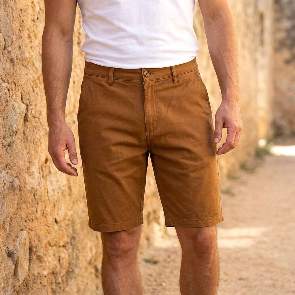 Depart Short Chino Camel Homme porté avec t-shirt blanc — original BirdNova Algérie