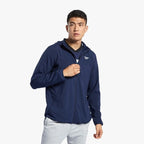 Reebok Veste Légère Bleu Marine Homme, vue de face portée avec zip, BirdNova Algérie
